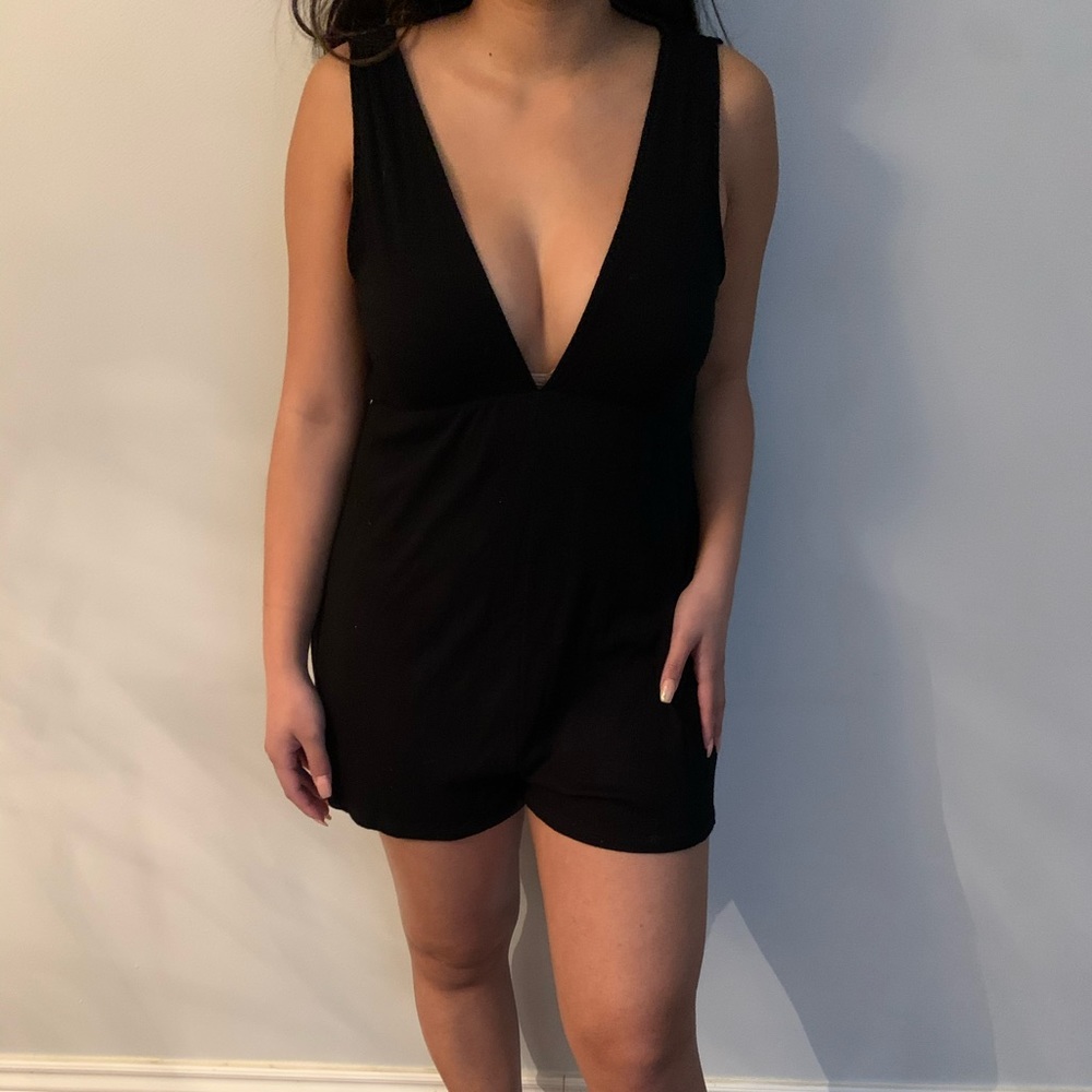 Black V middle romper